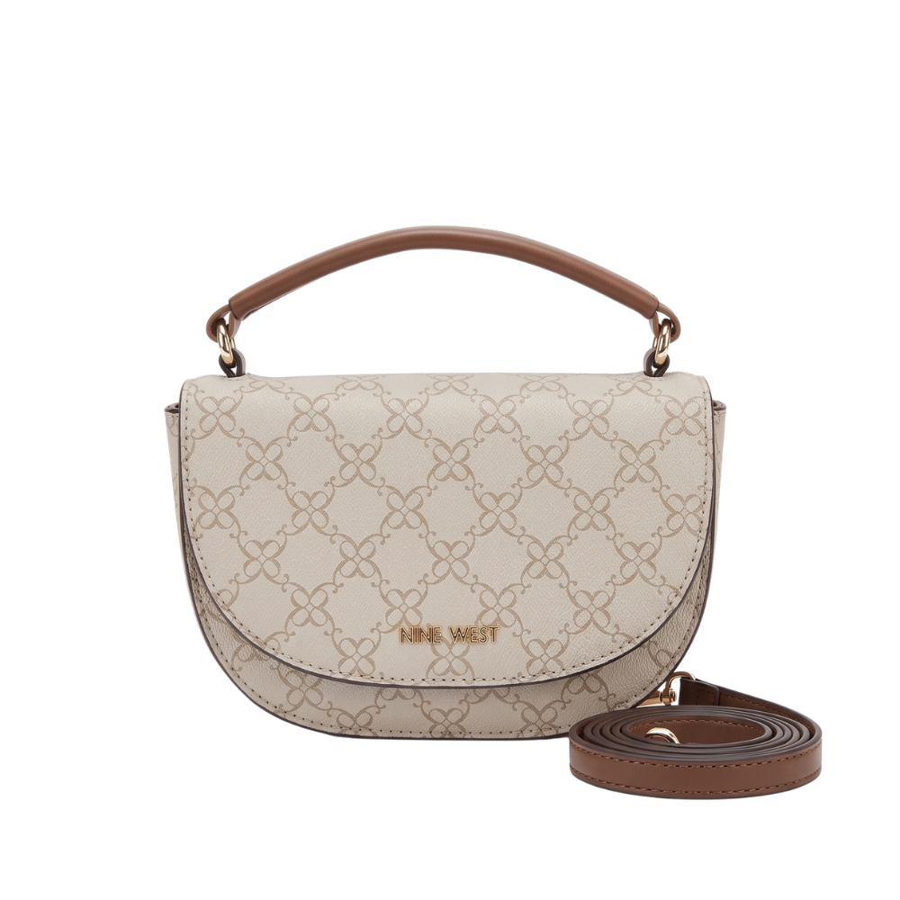Nine West – Bolso Beige con Monograma y Correa Ajustable